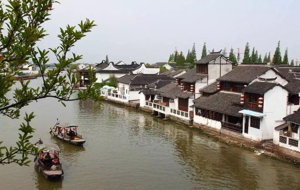民间故事：美貌寡妇带个小伙回家，亡夫托梦：千万别让他碰你的头
